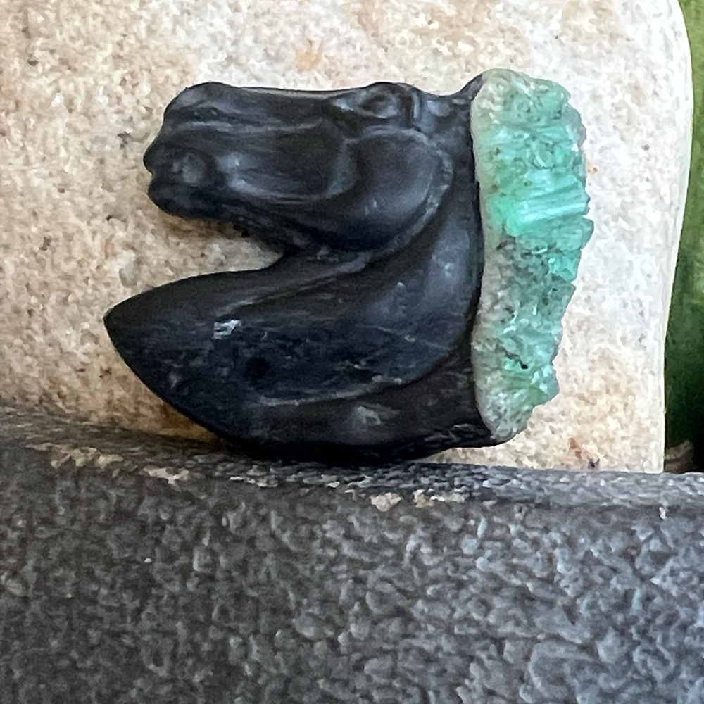 Emerald and shale carved horse head - Picture 11 of 12